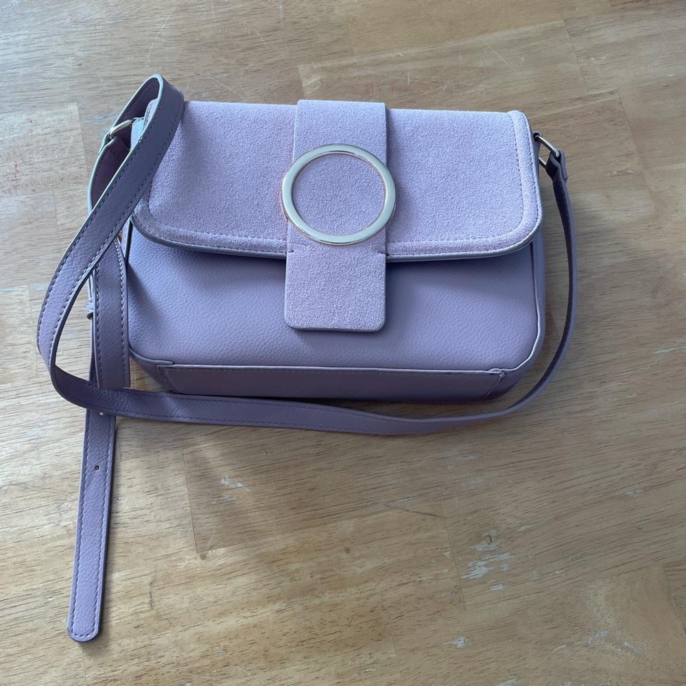 Sleek Lavender Crossbody Bag with Circular Clasp